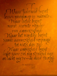 Tekst in Kalligrafie in de inkomhal